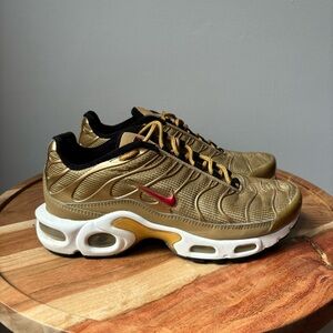 Women’s Nike Air Max TN Plus — Size 6 (Metallic Gold/University Red)